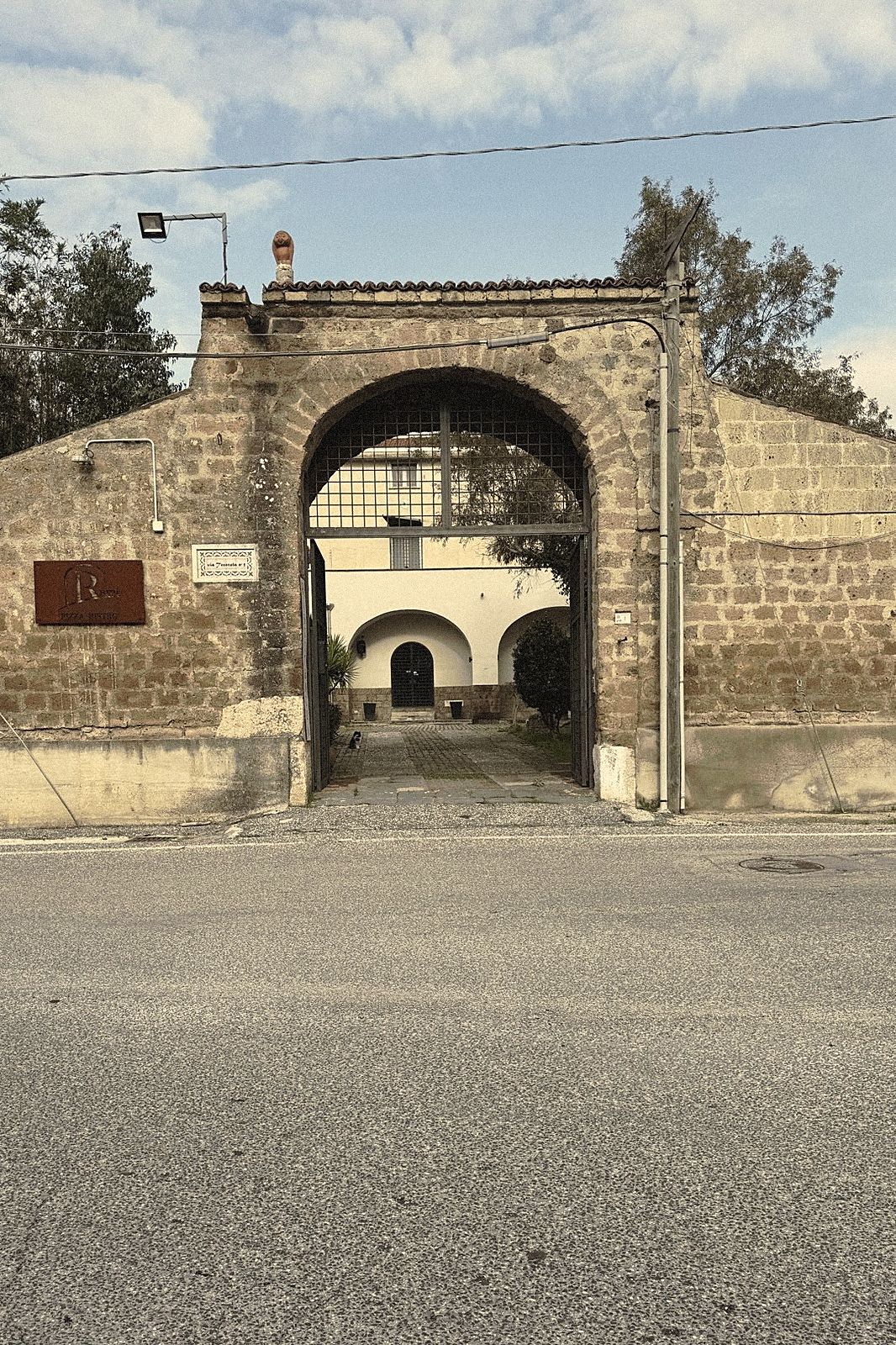 Il portale d'ingresso senza insegna, dalla strada